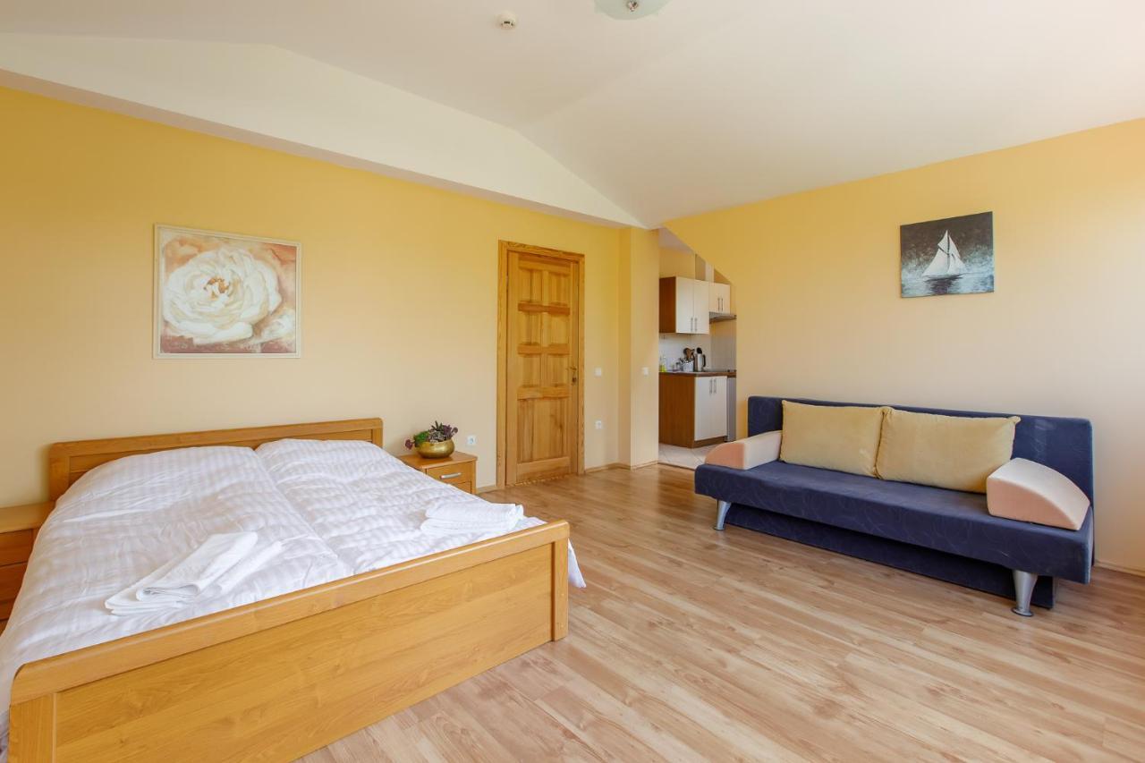 Hotel Viesbutis Prie Fontano Palanga Esterno foto